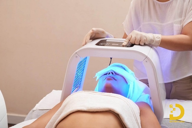 Mụn Đầu Đinh: Nguyên Nhân, Cách Nhận Biết và Điều Trị Hiệu Quả 20 Điều trị mụn đầu đinh bằng liệu pháp ánh sáng