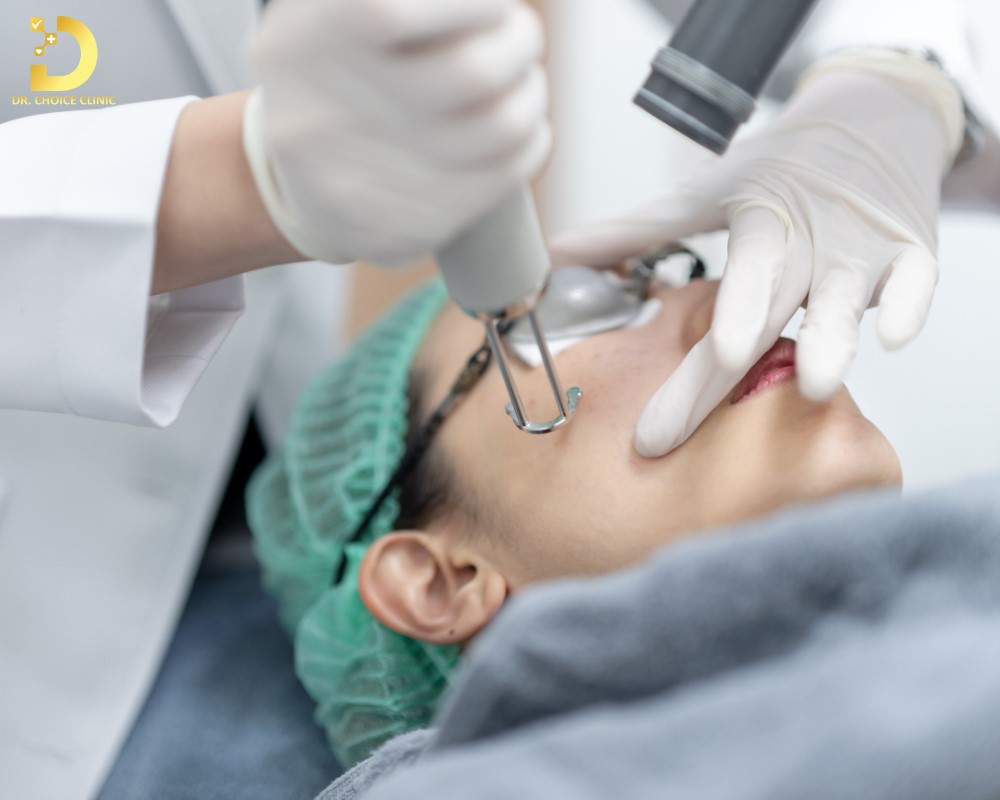 Trị Thâm Bằng Laser: Ưu Nhược Điểm, Công Nghệ Nào Tốt? 11 Laser trị thâm là phương pháp sử dụng năng lượng ánh sáng laser để phá vỡ các sắc tố melanin