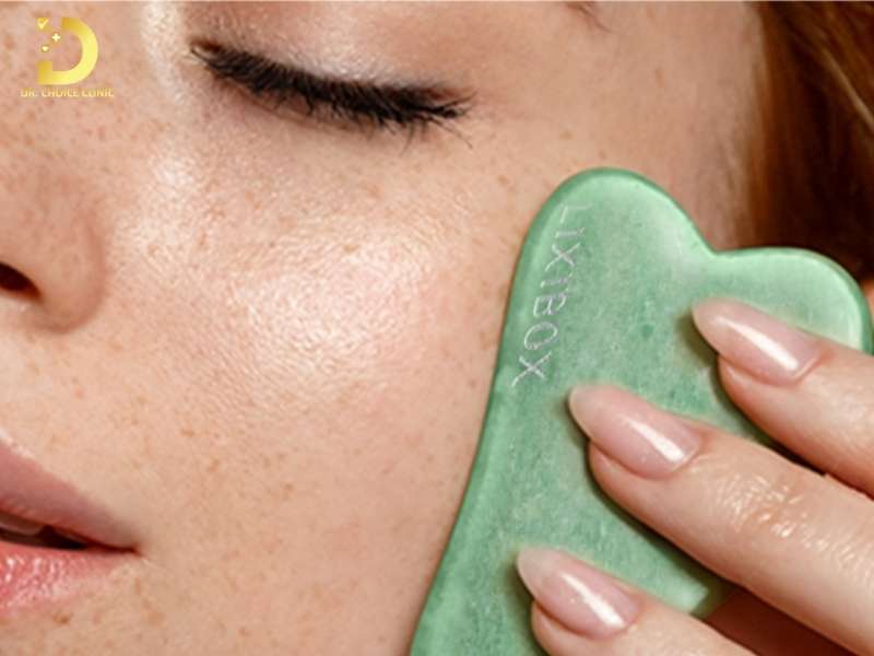 Massage Mặt Chống Lão Hóa: Lợi Ích & Top Phương Pháp Hiệu Quả 13 Massage bằng đá Gua Sha và thanh lăn ngọc bích