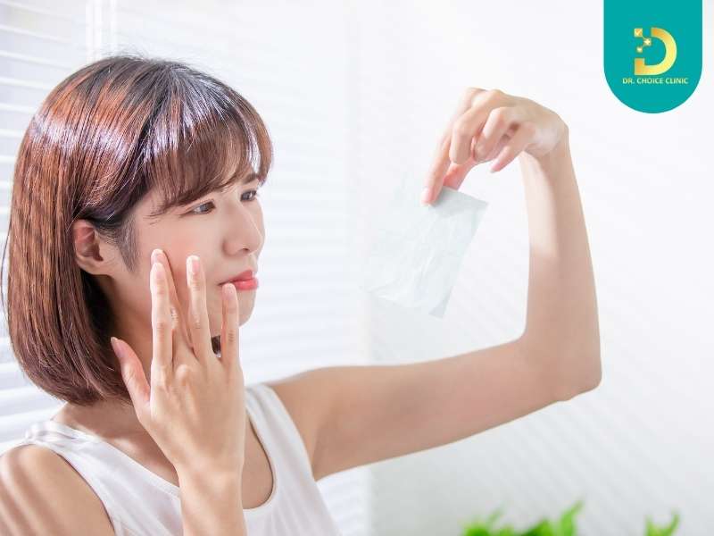 Da Mặt Có Mấy Loại? Yếu Tố Ảnh Hưởng Và Cách Nhận Biết 11 Sử dụng giấy thấm dầu để kiểm tra vùng cục bộ ra sao?